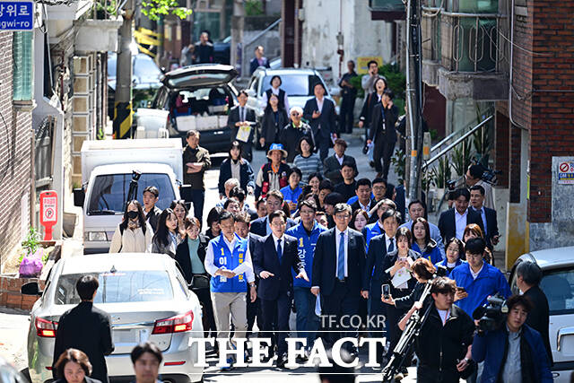 정원오 더불어민주당 서울시장 후보(가운데)가 29일 오전 서울 성북구 장위동 주택재개발구역 일대를 둘러보고 있다. /남윤호 기자