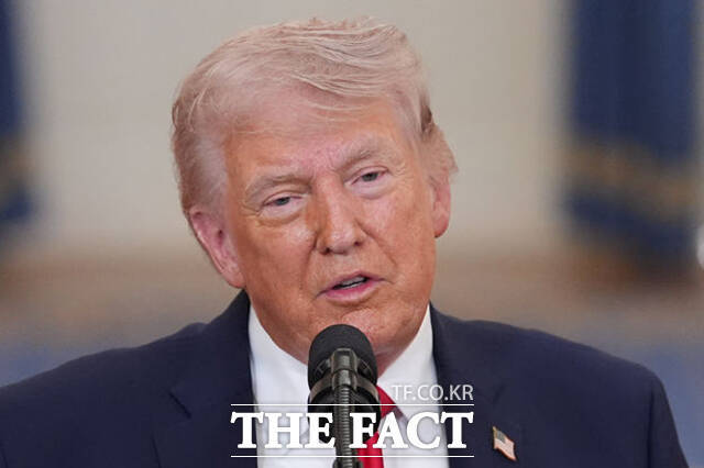 도널드 트럼프 미국 대통령이 이란 핵 포기를 압박하기 위해 해상 봉쇄 장기화를 지시하며 선박 차단을 통한 경제 압박을 강화했다. /AP·뉴시스