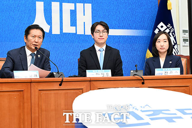 '대통령의 입' 전은수 전 청와대 대변인과 인사 나누는 정청래 더불어민주당 대표(왼쪽). 오른쪽은 하정우 전 청와대 AI미래기획수석.