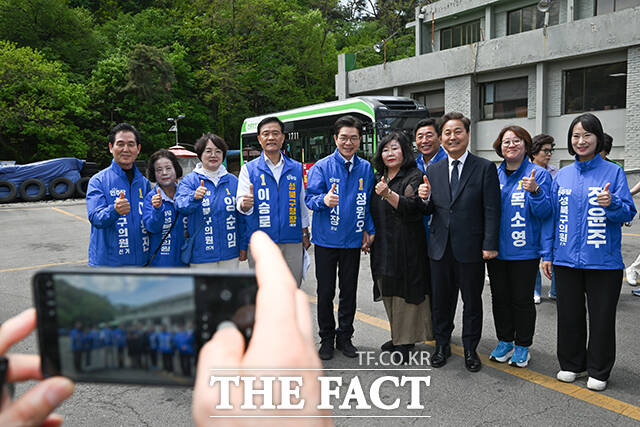 정원오 더불어민주당 서울시장 후보가 29일 서울 성북구 정릉공영차고지를 현장 방문한 가운데 한 시민의 환영사를 들은 후 포옹하고 있다. /남윤호 기자