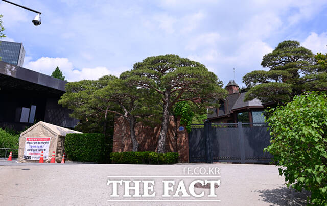 전국삼성전자노동조합(전삼노)이 29일 서울 용산구 이재용 삼성전자 회장의 자택 앞에서 천막농성을 하고 있다. /이새롬 기자