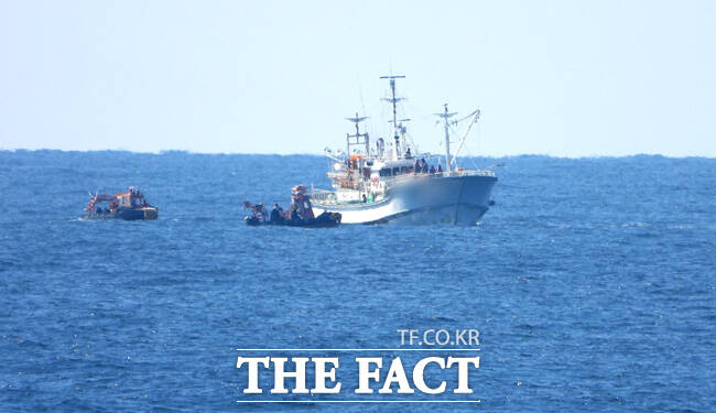 동해해경 고속단정이 사고해역 주변을 수색하고 있다. /동해해경