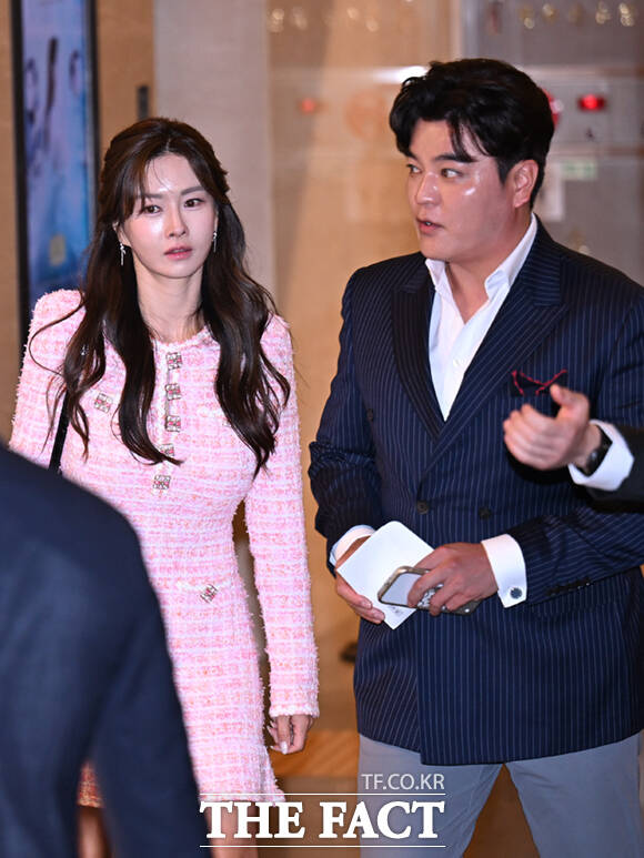 메이저리거 출신 추신수 SSG 랜더스 구단주 보좌역 겸 육성총괄과 부인 하원미 씨가 29일 오후 서울 송파구 롯데콘서트홀에서 열린 정용진 신세계그룹 회장의 배우자 한지희 씨의 데뷔 앨범 발매 기념 공연에 참석해 정용진 신세계그룹 회장과 인사하고 있다. /이새롬 기자