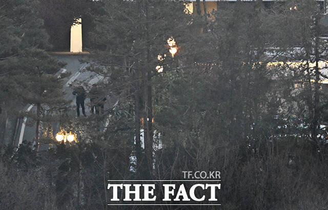 윤석열 전 대통령에 대한 고위공직자범죄수사처(공수처)의 2차 체포영장이 집행된 지난해 1월 서울 용산구 한남동 대통령 관저 내부에서 관계자들이 이동을 하고 있다.