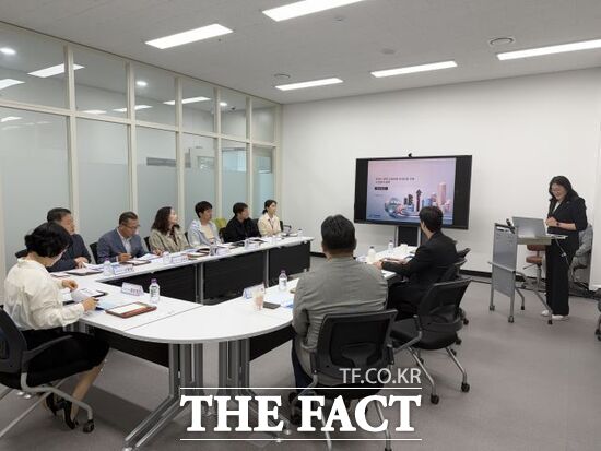 경기교통공사 관계자들이 29일 '광역 긴급차량 우선신호 구축' 사업관리 용역 착수보고회를 개최하고 포천시의 긴급 상황 대응시간 단축 등에 대해 논의하고 있다. /경기교통공사