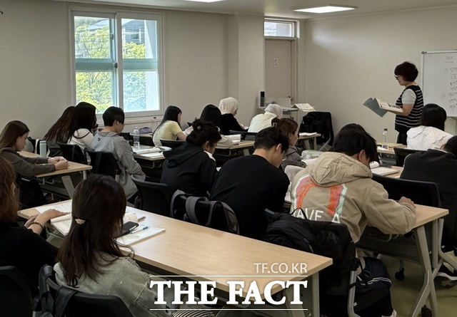 구미시가족센터는 다문화가족과 결혼이민자, 중도 입국 자녀를 대상으로 결혼이민자 역량 강화 지원사업을 운영하며 정착 지원에 나서 지역 밀착형 언어·문화 프로그램을 통해 실질적인 적응을 돕고 있다. /구미시