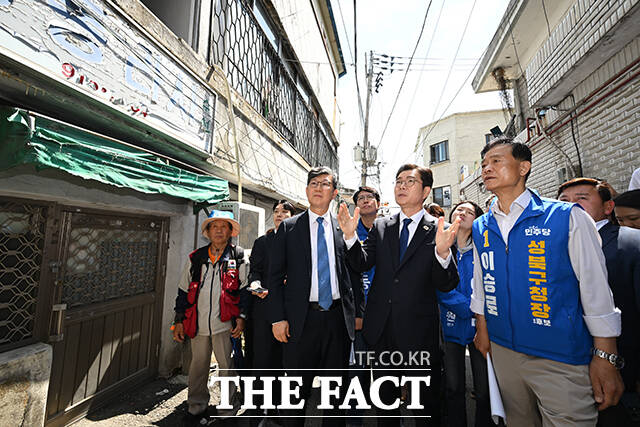 정원오 더불어민주당 서울시장 후보(가운데)가 29일 오전 서울 성북구 장위동 주택재개발구역 일대를 둘러보고 있다. /남윤호 기자