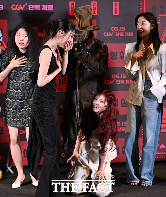 배우 이화원과 이여름 홍예지, 한선화(왼쪽부터)가 28일 오후 서울 용산구 CGV 용산 아이파크몰에서 열린 영화 '교생실습' 언론시사회 및 기자간담회에 참석해 포즈를 취하는 도중 극중 귀신들의 깜짝 등장에 놀라고 있다. /이새롬 기자