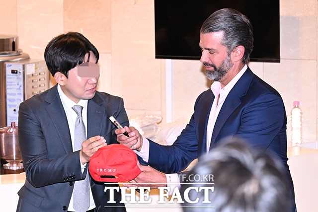 트럼프 이름이 적힌 빨간 'MAGA' 모자 발견하고 발걸음 돌리는 트럼프 주니어.