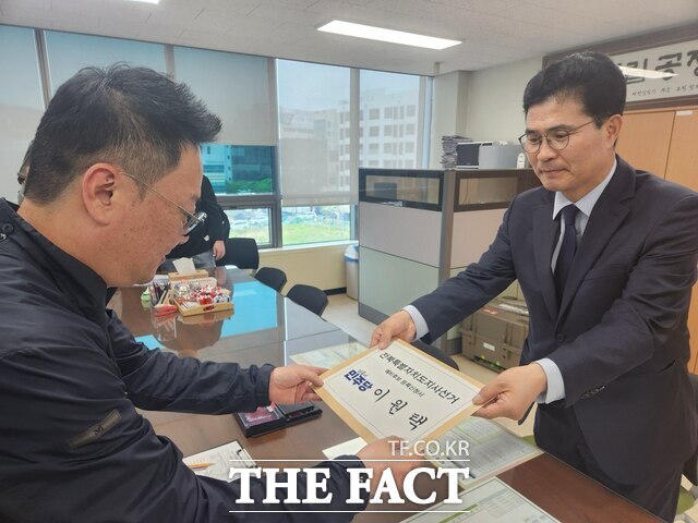 29일 오후 전북선거관리위원회를 찾은 이원택 더불어민주당 전북도지사 후보(오른쪽)가 예비후보 등록 신청서를 관계 공무원에게 제출하고 있다. /이원택 예비후보 선거 캠프