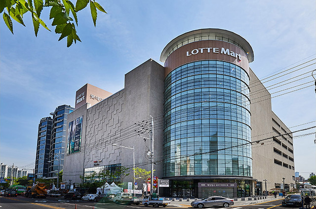 롯데마트·슈퍼가 3년 만에 희망퇴직을 단행하는 가운데, 롯데그룹 유통 계열사 전반으로 인력 구조조정 바람이 불고 있다. /롯데마트·슈퍼