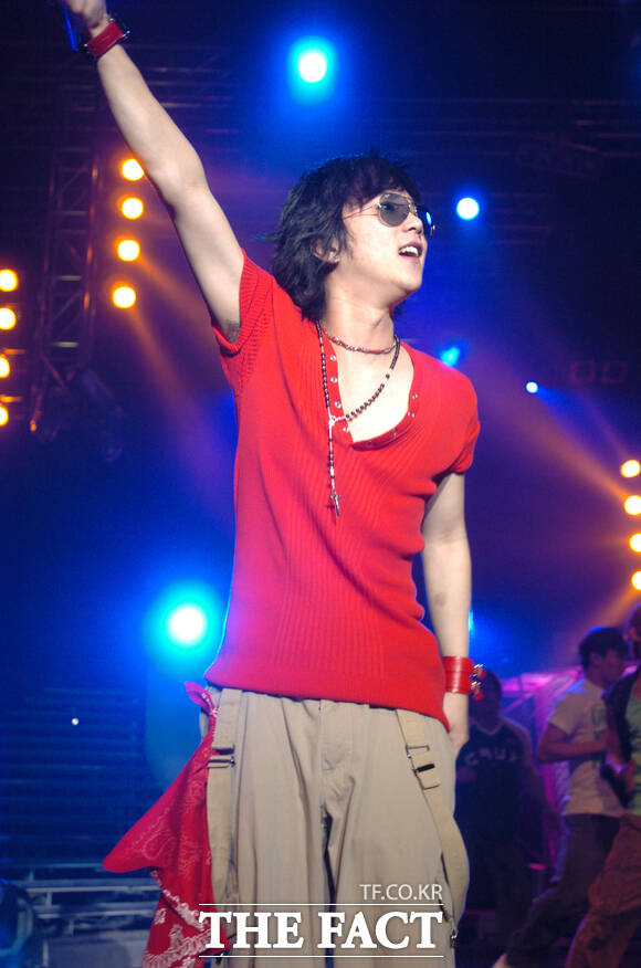 메인스트림은 2007년 우연석과 MC K가 결성한 듀오다. 첫 앨범 발매 직후 해체했으나 2026년 재결성을 선언하고 활동을 재개했다. 사진은 우연석이 2004년 6월 26일 어린이대공원 돔 아트홀에서 열린 키스 프랜드 콘서트에서 공연을 펼치고 있는 모습이다./더팩트DB