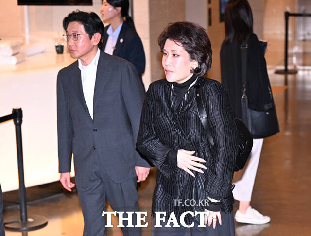 정유경 ㈜신세계 회장과 남편 문성욱 신세계 라이브쇼핑 대표가 29일 오후 서울 송파구 롯데콘서트홀에서 열린 정용진 신세계그룹 회장의 배우자 한지희 씨의 데뷔 앨범 발매 기념 공연에 참석하고 있다. /이새롬 기자