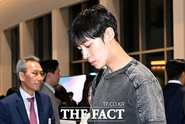 배우 추영우가 29일 오후 서울 송파구 롯데콘서트홀에서 열린 정용진 신세계그룹 회장의 배우자 한지희 씨의 데뷔 앨범 발매 기념 공연에 참석하고 있다. /서예원 기자