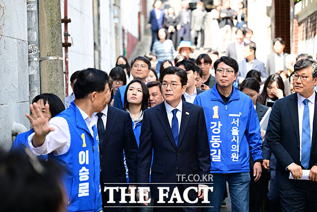 정원오 더불어민주당 서울시장 후보(가운데)가 29일 오전 서울 성북구 장위동 주택재개발구역 일대를 둘러보고 있다. /남윤호 기자