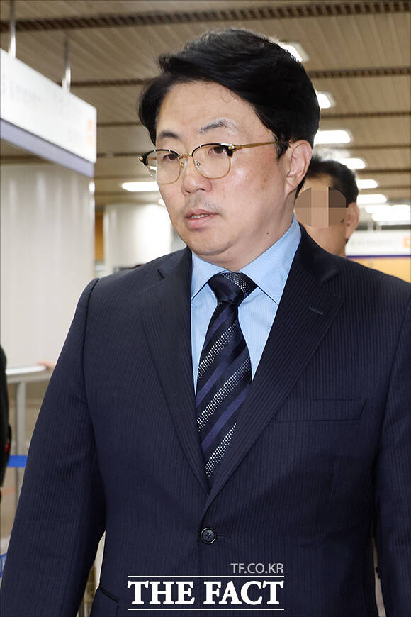 '김건희 집사'로 알려진 김예성 씨가 29일 오후 서울 서초구 서울고등법원에서 열린 횡령 등 혐의 항소심 선고 공판에 출석하고 있다. /박헌우 기자