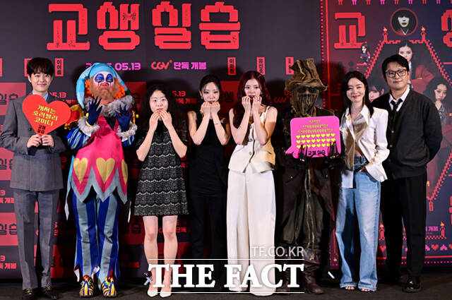 배우 이화원과 이여름 홍예지, 한선화(왼쪽부터)가 28일 오후 서울 용산구 CGV 용산 아이파크몰에서 열린 영화 '교생실습' 언론시사회 및 기자간담회에 참석해 포즈를 취하는 도중 극중 귀신들의 깜짝 등장에 놀라고 있다. /이새롬 기자