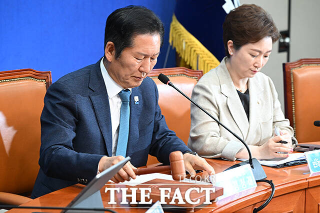 최고위원회의에서 모두발언하는 정 대표(왼쪽 두 번째).