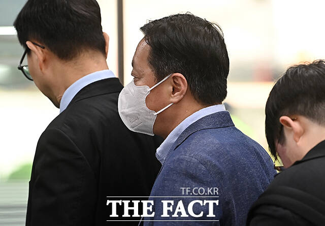 특정범죄 가중처벌 등에 관한 법률 위반(뇌물) 등 혐의를 받는 정진상 전 더불어민주당 대표실 정무조정실장이 29일 오전 서울 서초구 서울중앙지방법원에서 열린 공판에 출석하고 있다. /박헌우 기자