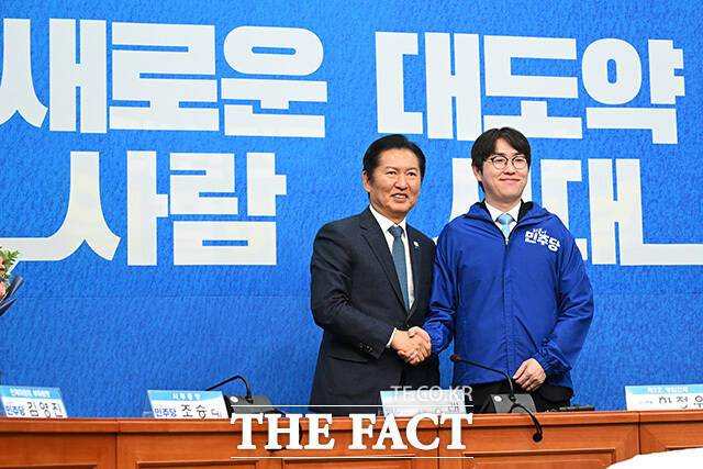 '대통령의 입' 전은수 전 청와대 대변인과 인사 나누는 정청래 더불어민주당 대표(왼쪽). 오른쪽은 하정우 전 청와대 AI미래기획수석.