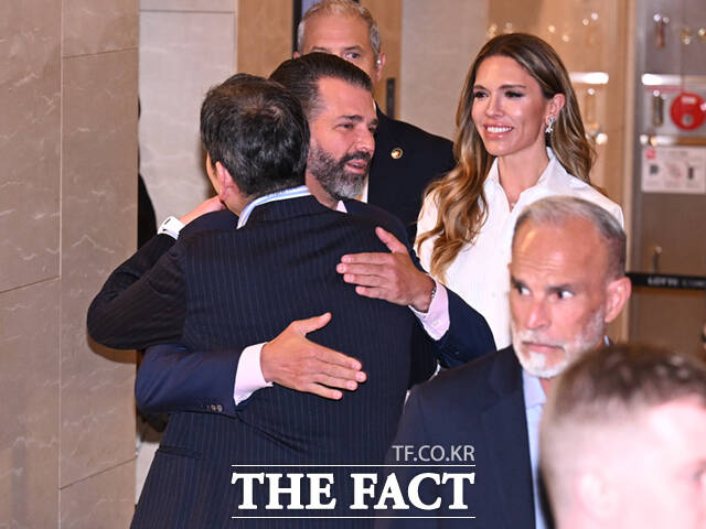 정용진 신세계그룹 회장(오른쪽)이 29일 오후 서울 송파구 롯데콘서트홀에서 열린 배우자 한지희 씨의 데뷔 앨범 발매 기념 공연에 참석해 도널드 트럼프 미국 대통령의 장남인 트럼프 주니어(왼쪽)와 트럼프 주니어의 연인 베니타 앤더슨을 맞이하고 있다. /이새롬 기자