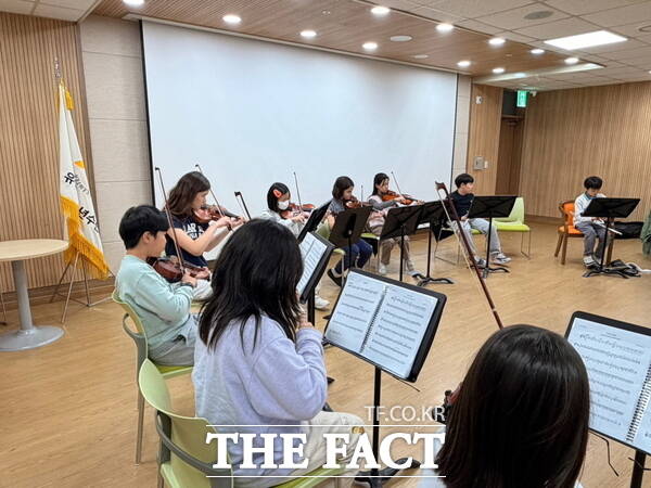 유성구청소년수련관에서 진행되는 오케스트라 프로그램 모습. /대전시교육청