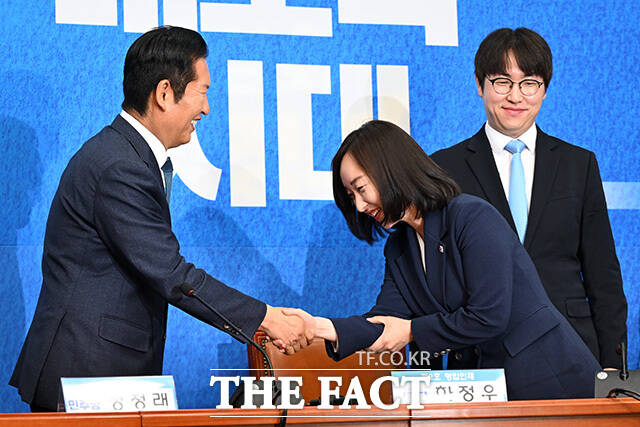 '대통령의 입' 전은수 전 청와대 대변인과 인사 나누는 정청래 더불어민주당 대표(왼쪽). 오른쪽은 하정우 전 청와대 AI미래기획수석.