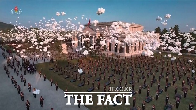 민들의 헌화 장면을 공개한 것은 외교적 메시지 성격을 갖는다는 의견이 나온다. 사진은 지난 26일 김정은 북한 국무위원장이 평양에서 러시아 쿠르스크 해방작전 종결 1주년을 맞아 열린 해외군사작전 전투위훈기념관 준공식에 참석했던 모습. /뉴시스, 조선중앙TV 갈무리