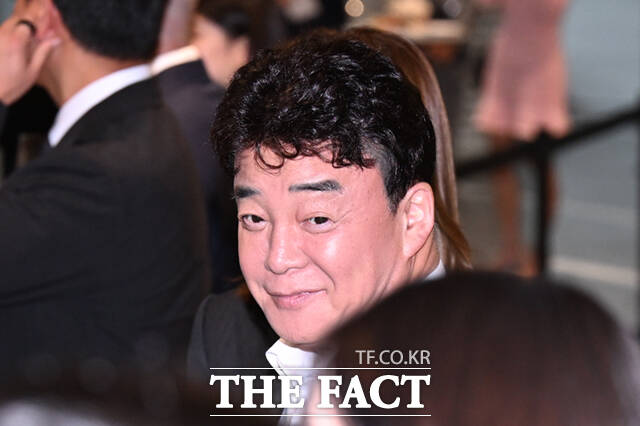 백종원 더본코리아 대표와 배우 소유진 부부가 29일 오후 서울 송파구 롯데콘서트홀에서 열린 정용진 신세계그룹 회장의 배우자 한지희 씨의 데뷔 앨범 발매 기념 공연에 참석하고 있다. /이새롬 기자