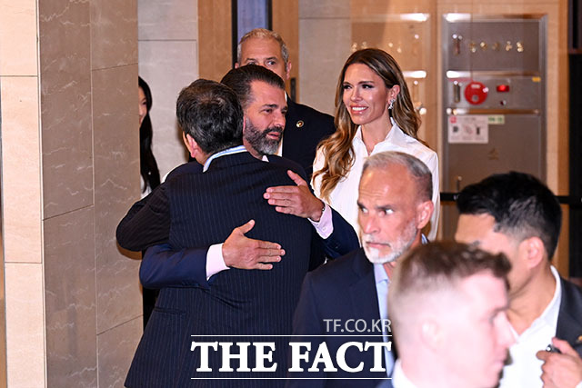정용진 신세계그룹 회장이 29일 오후 서울 송파구 롯데콘서트홀에서 열린 배우자 한지희 씨의 데뷔 앨범 발매 기념 공연에 참석해 도널드 트럼프 미국 대통령의 장남인 트럼프 주니어와 트럼프 주니어의 여자친구와 인사를 나누고 있다. /이새롬 기자