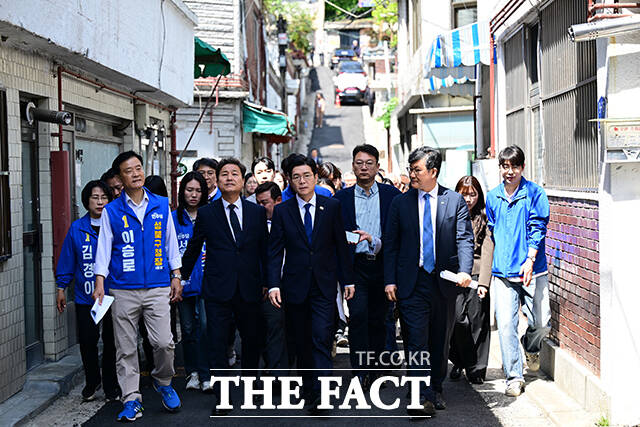 정원오 더불어민주당 서울시장 후보(가운데)가 29일 오전 서울 성북구 장위동 주택재개발구역 일대를 둘러보고 있다. /남윤호 기자