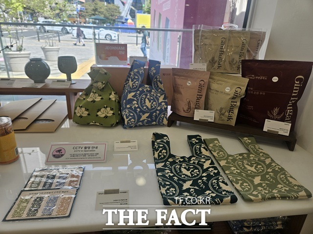 지상 1층 굿즈숍 전국 굿즈숍은 서울 대표 굿즈를 비롯해 각 지역의 특색 있는 상품을 판매한다. /김명주 기자