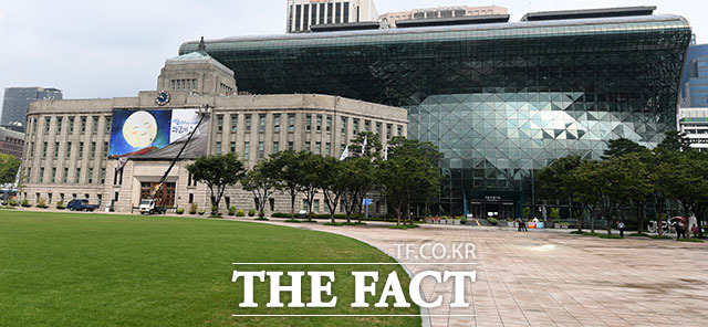 서울시청 팀장급 공무원이 미성년 아동을 성추행한 혐의로 경찰 수사를 받고 있다. /더팩트DB