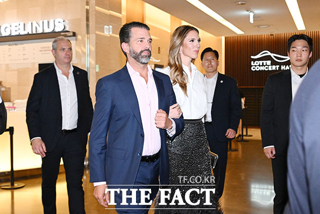 도널드 트럼프 미국 대통령의 장남인 트럼프 주니어(왼쪽)와 트럼프 주니어의 연인 베니타 앤더슨이 29일 오후 서울 송파구 롯데콘서트홀에서 열린 정용진 신세계그룹 회장의 배우자 한지희 씨의 데뷔 앨범 발매 기념 공연에 참석해 정 회장(가운데)과 인사를 나누고 있다. /이새롬 기자