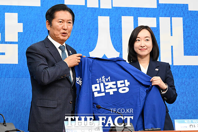 '대통령의 입' 전은수 전 청와대 대변인과 인사 나누는 정청래 더불어민주당 대표(왼쪽). 오른쪽은 하정우 전 청와대 AI미래기획수석.