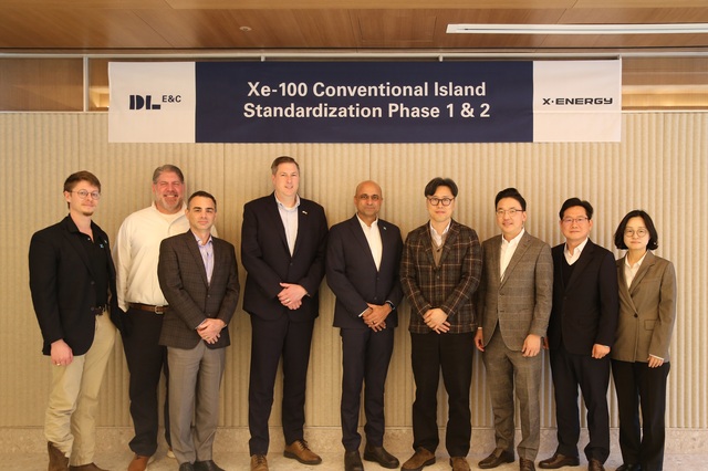 DL이앤씨의 미국 소형모듈원전(SMR) 기업 엑스에너지 투자성과가 가시화하고 있다. 사진은 딩카 바티아 엑스에너지 최고영업책임자(왼쪽 다섯째)와 배종식 DL이앤씨 플랜트사업본부 부본부장(왼쪽 여섯째)이 서울 마곡동 본사에서 열린 SMR 표준화 설계 계약을 체결한 모습. /DL이앤씨