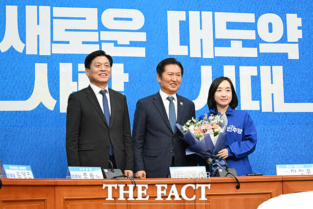 '대통령의 입' 전은수 전 청와대 대변인과 인사 나누는 정청래 더불어민주당 대표(왼쪽). 오른쪽은 하정우 전 청와대 AI미래기획수석.