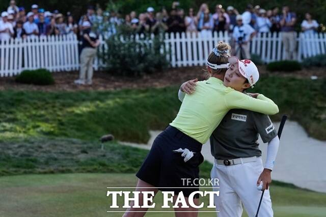 김효주(오른쪽)가 파운더스컵에서 우승한 뒤 경쟁을 펼쳤던 코다의 축하를 받고 있다. 김효주는 2주 연속 코다를 꺾고 우승한 바 있어 올시즌 코다의 가장 강력한 대항마로 평가받고 있다./AP.뉴시스
