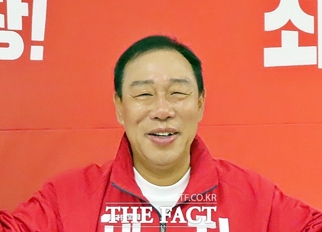 최민호 국민의힘 세종시장 예비후보가 지난 27일 선거사무소에서 <더팩트>와 인터뷰 중 환하게 미소를 짓고 있다. /김형중 기자