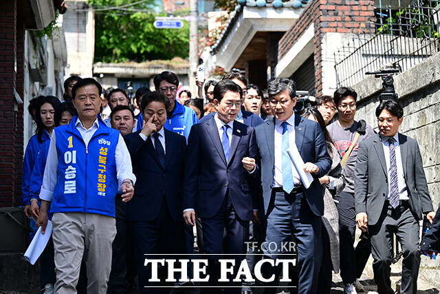 정원오 더불어민주당 서울시장 후보(가운데)가 29일 오전 서울 성북구 장위동 주택재개발구역 일대를 둘러보고 있다. /남윤호 기자