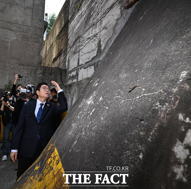 정원오 더불어민주당 서울시장 후보(가운데)가 29일 오전 서울 성북구 장위동 주택재개발구역 일대를 둘러보고 있다. /남윤호 기자