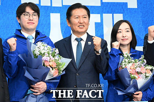 하정우 전 청와대 AI미래기획수석과 정청래 더불어민주당 대표, 전은수 전 청와대 대변인(왼쪽부터)이 29일 오전 서울 여의도 국회에서 열린 인재영입식에서 기념촬영을 하고 있다. /국회=남용희 기자