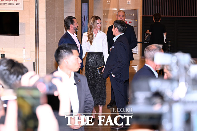 도널드 트럼프 미국 대통령의 장남인 트럼프 주니어(왼쪽)와 트럼프 주니어의 연인 베니타 앤더슨이 29일 오후 서울 송파구 롯데콘서트홀에서 열린 정용진 신세계그룹 회장의 배우자 한지희 씨의 데뷔 앨범 발매 기념 공연에 참석해 정 회장(가운데)과 인사를 나누고 있다. /이새롬 기자