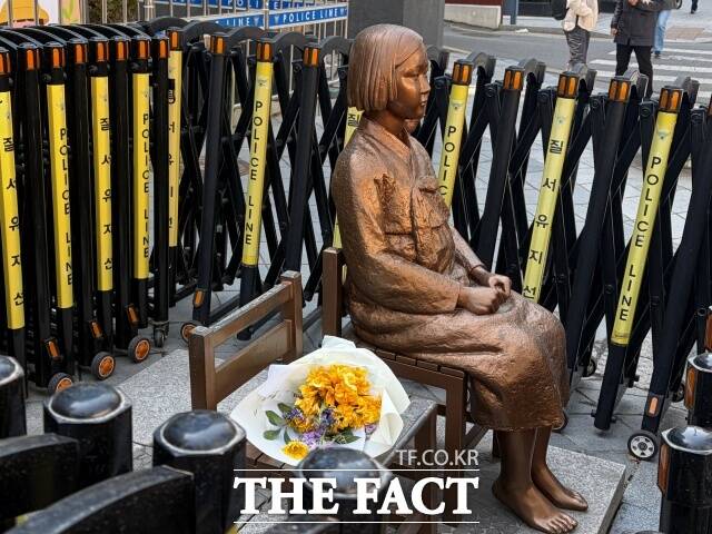 위안부 피해자를 상징하는 '평화의 소녀상' 보호를 위해 설치된 경찰 바리케이드가 약 6년 만에 전면 철거될 전망이다. /이예리 기자