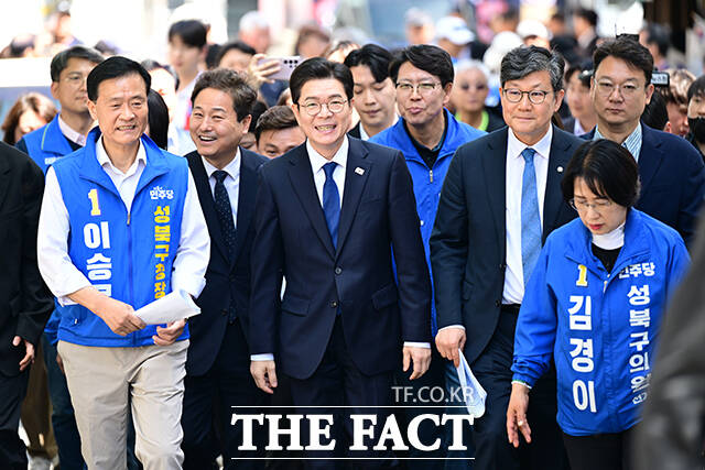 정원오 더불어민주당 서울시장 후보(가운데)가 29일 오전 서울 성북구 장위동 주택재개발구역 일대를 둘러보고 있다. /남윤호 기자