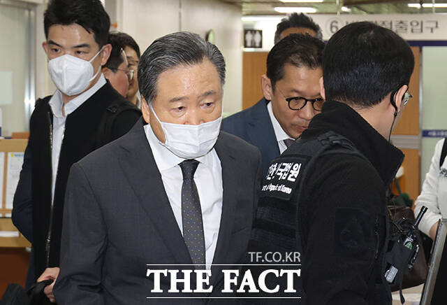 허영인 상미당홀딩스(옛 SPC 그룹) 회장이 29일 오전 서울 서초구 서울중앙지방법원에서 열린 '노동조합 및 노동관계조정법 위반 등 혐의' 공판에 출석하고 있다. /박헌우 기자