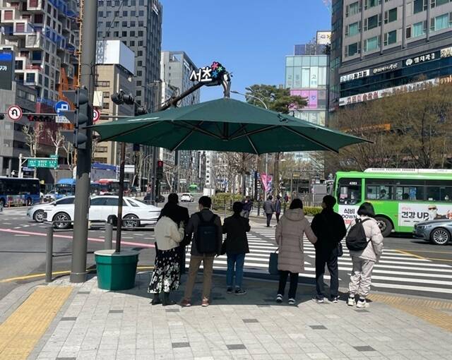 서초구의 '서리풀 원두막'은 서초구가 2015년부터 횡단보도에 설치하며 전국 최초로 선보인 대형 고정식 그늘막이다. /서초구