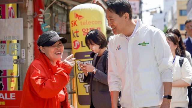 오세훈 국민의힘 서울시장 후보가 29일 쌍문시장을 찾아 소상공인과 소통했다. /오세훈 캠프