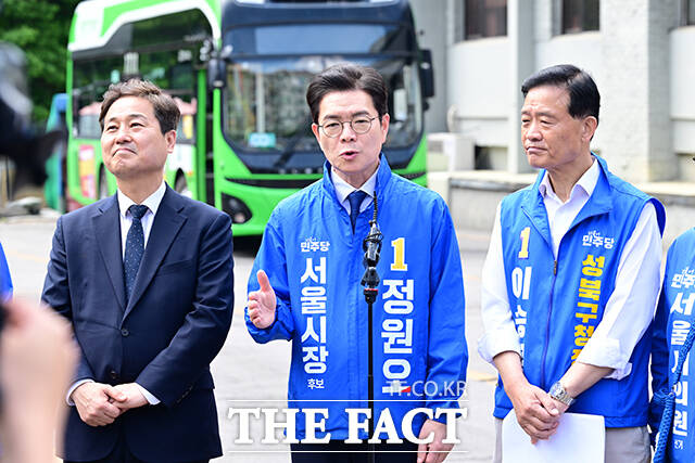 정원오 더불어민주당 서울시장 후보가 29일 서울 성북구 정릉공영차고지를 현장 방문한 가운데 한 시민의 환영사를 들은 후 포옹하고 있다. /남윤호 기자