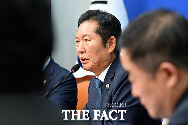 최고위원회의에서 모두발언하는 정 대표(왼쪽 두 번째).